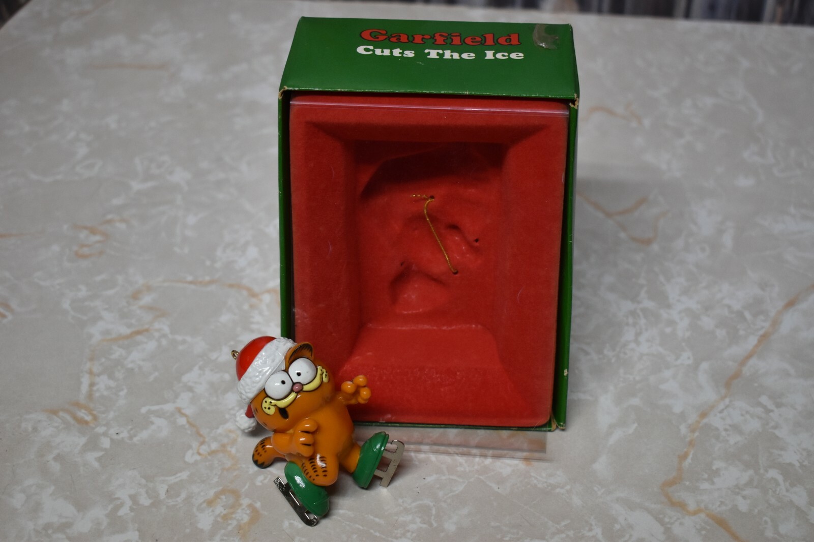 Cuts the Ice Skating Enesco Garfield Christmas Holiday Ornament Jim Davis