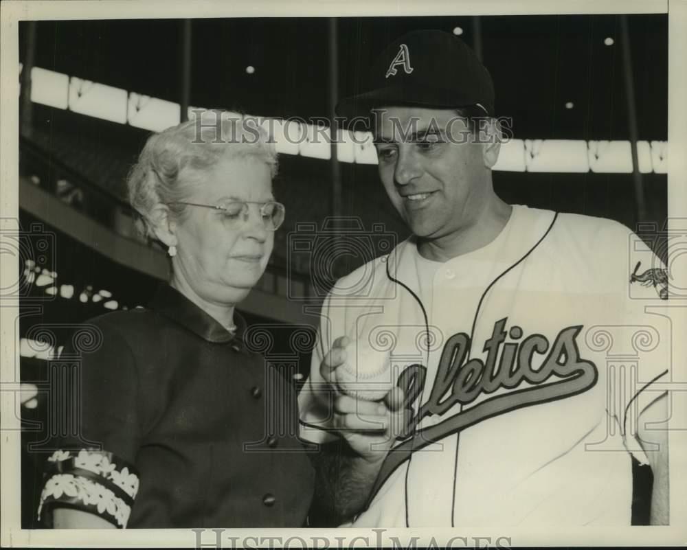 1958 Press Photo Philadelphia Athletics Lou Boudreau gives ball to Freda Victor
