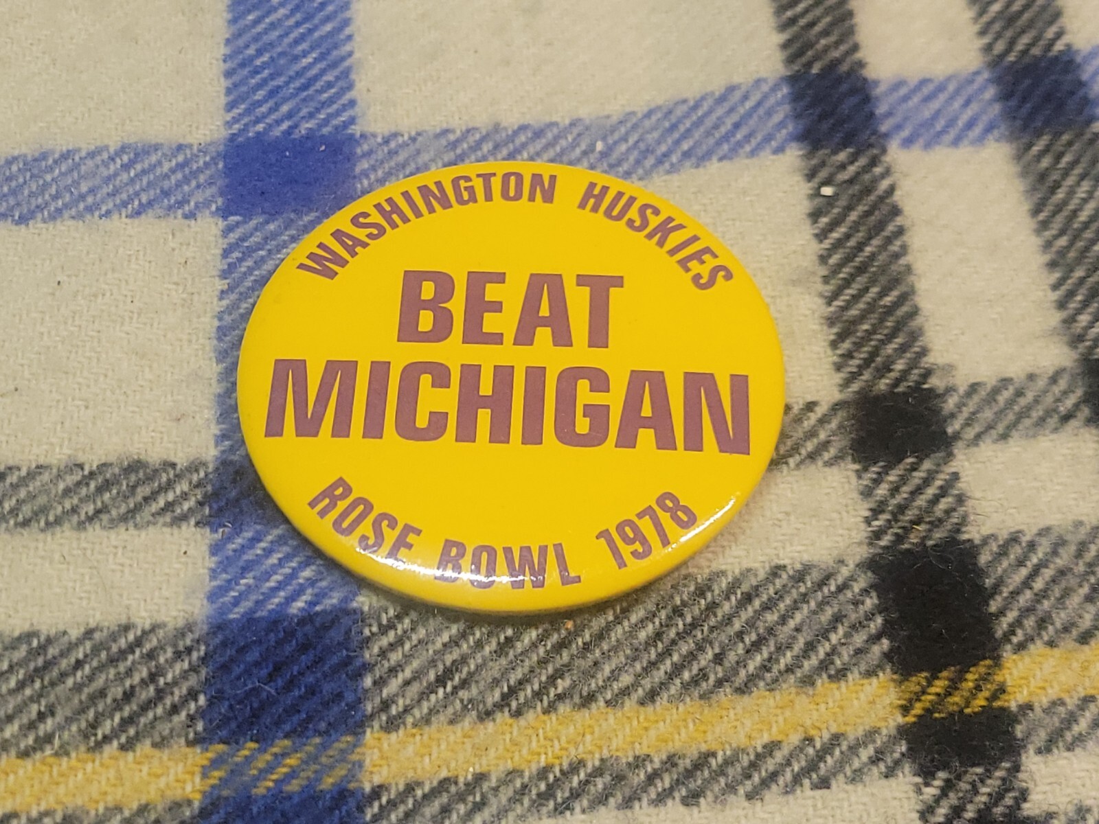 UW Washington Huskies Beat Michigan Vintage 1978 Rose Bowl Pinback Button