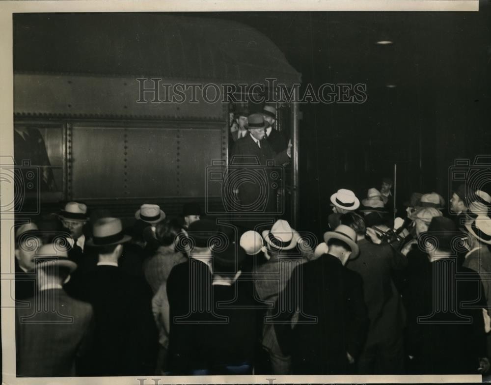 1934 Press Photo Sam Insull Standing on Platform of His Private Car in Chicago 1934 Press Photo Sam Insull Standing on Platform of His Private Car in Chicago