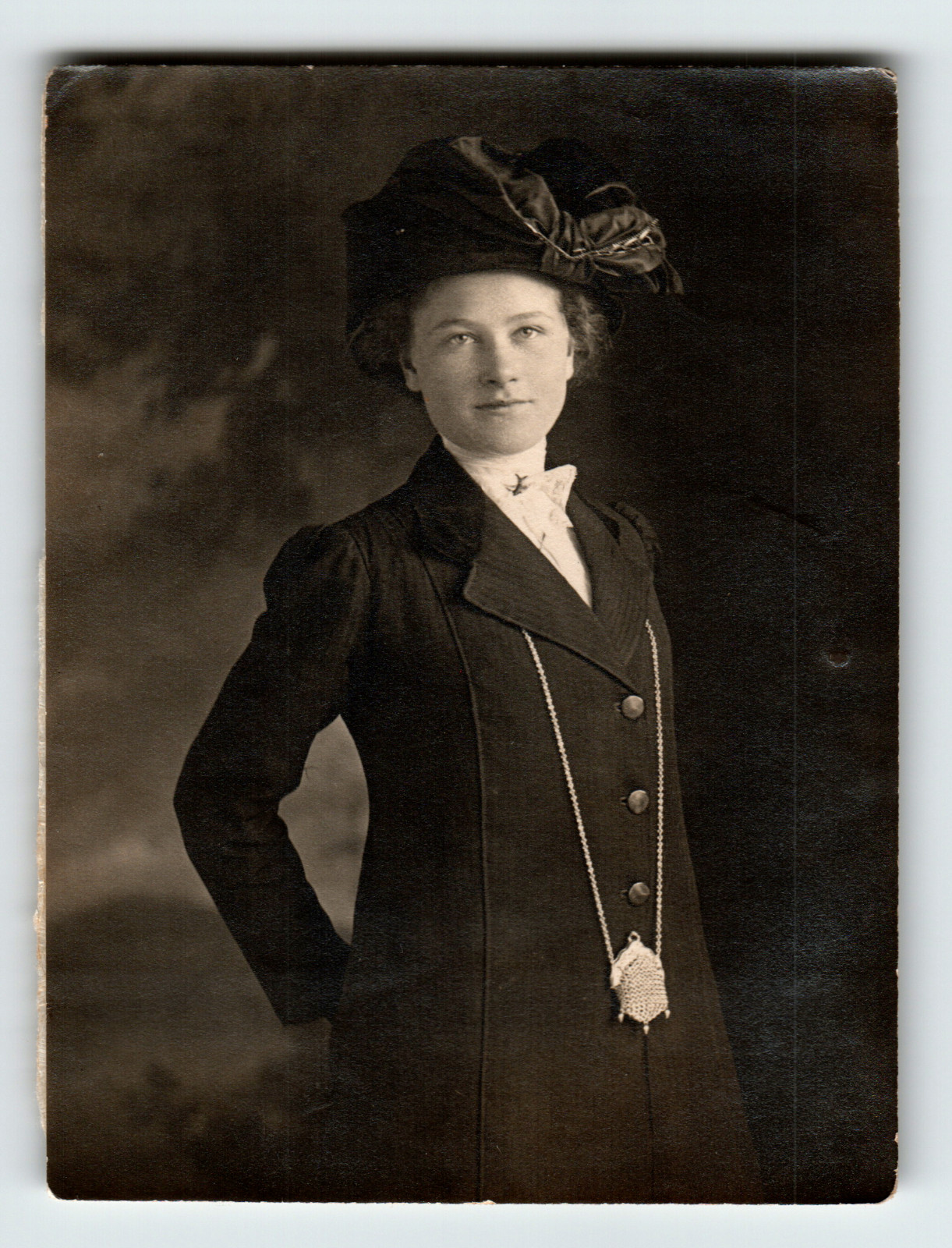 Photo Elegant Woman in Edwardian Coat and Large Fabric Hat Antique 1910s