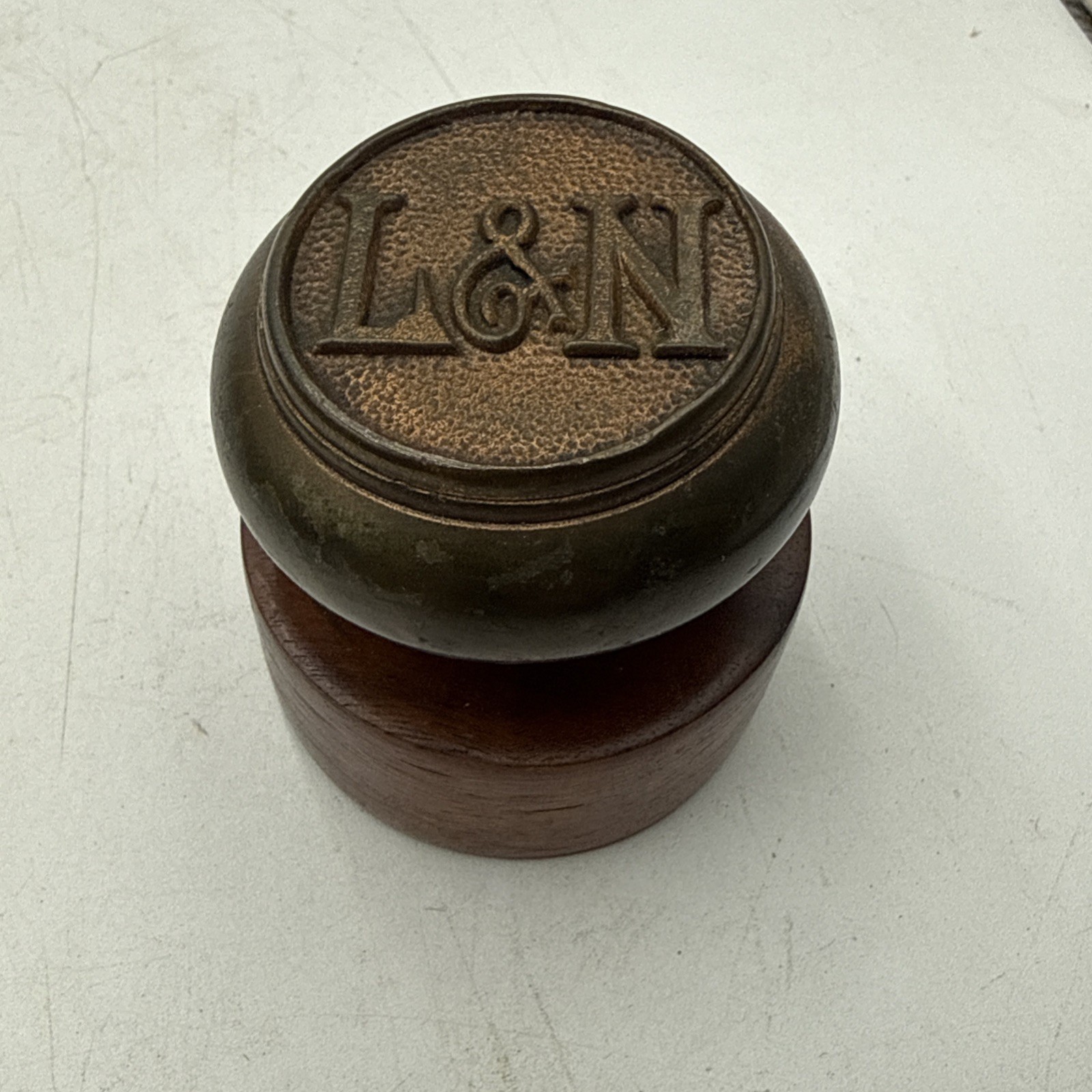 VINTAGE LOUISVILLE & NASHVILLE RAILROAD BRASS DOOR KNOB DESK PAPERWEIGHT
