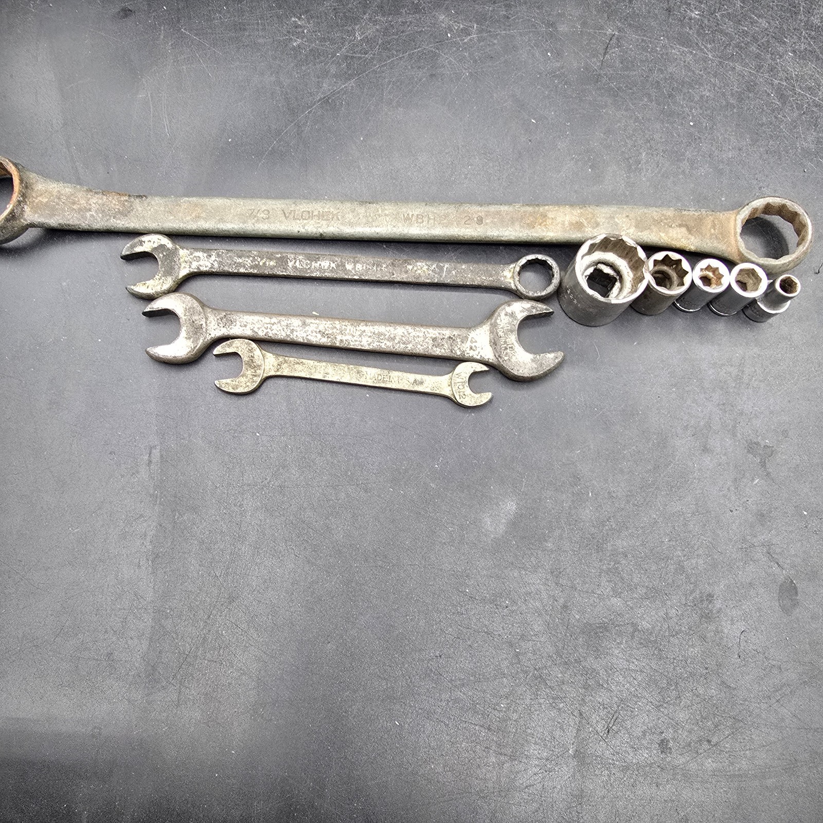 Vlchek Tool Lof Of 9 Sockets And Wrenches 