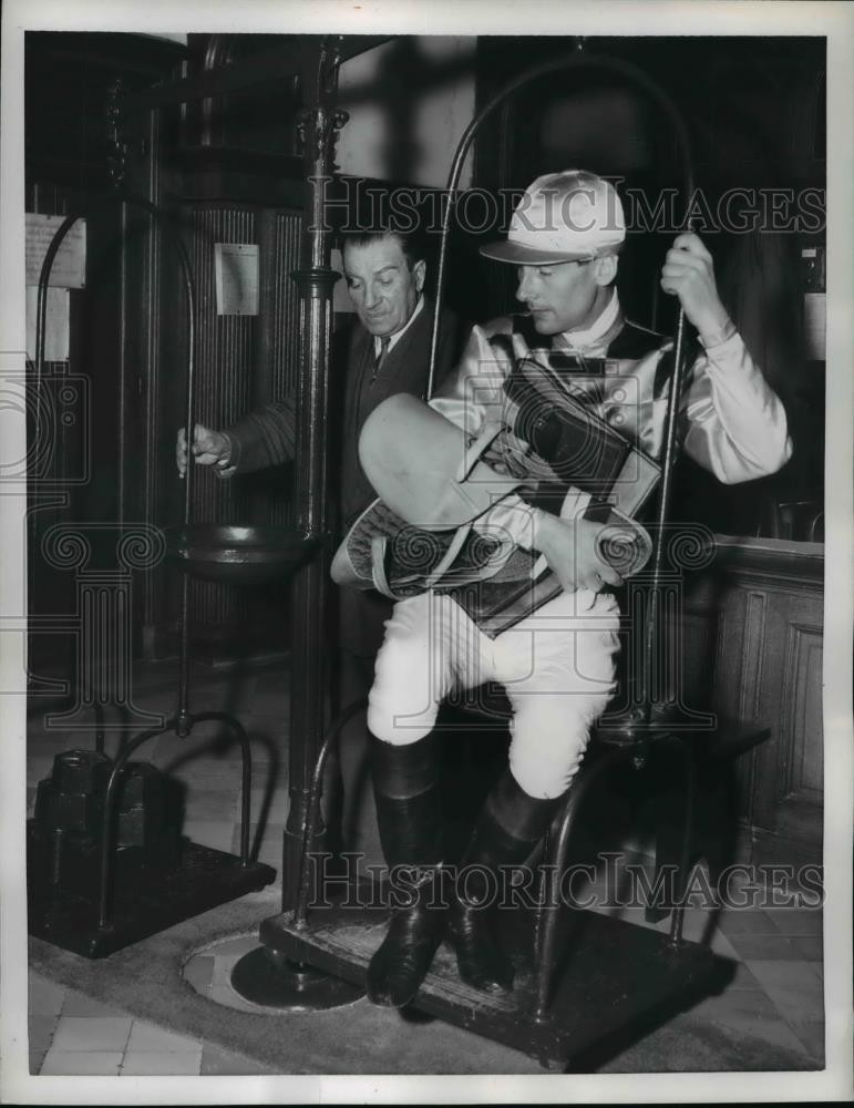 1955 Press Photo Captain Peter Townsend weighs in for race at Le Tremblay France
