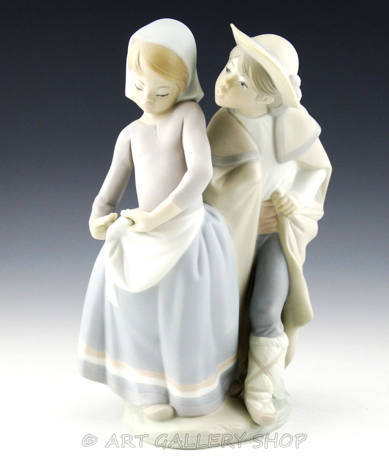 Lladro Figurine LITTLE COUPLE KISSING BOY & GIRL LOVERS #1188 Matte Retired Mint