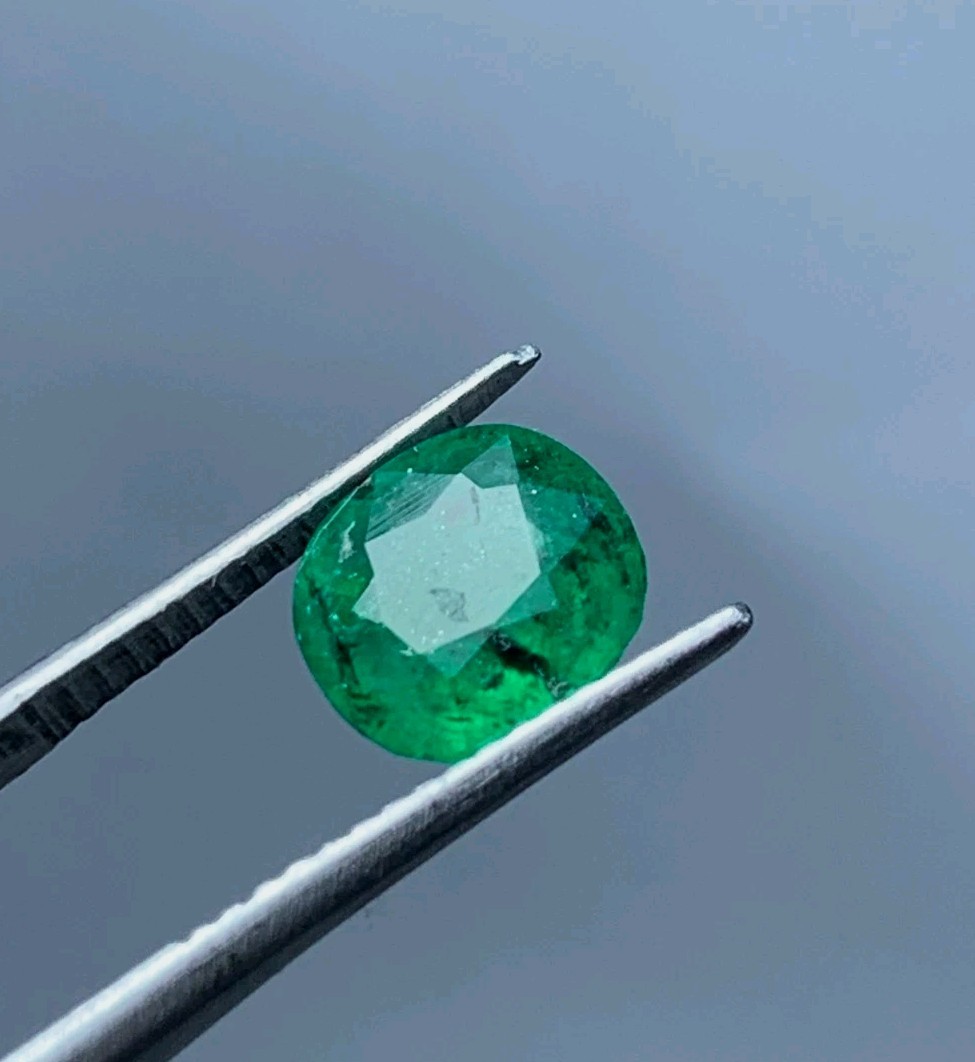 1.5 ct Elegant Natural Emerald Loose Gemstone - Nice Color - Cushion Cut