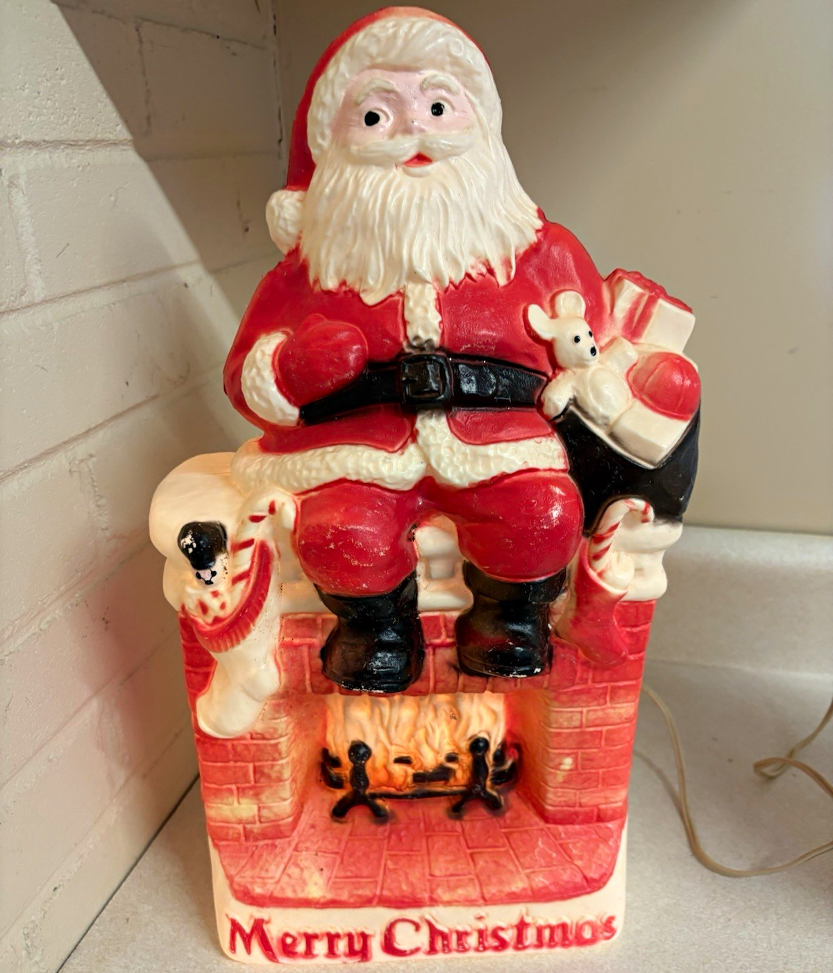 Vintage DAPOL INDUSTRIES Blow Mold Santa Fireplace Mantle Great condition Ligh
