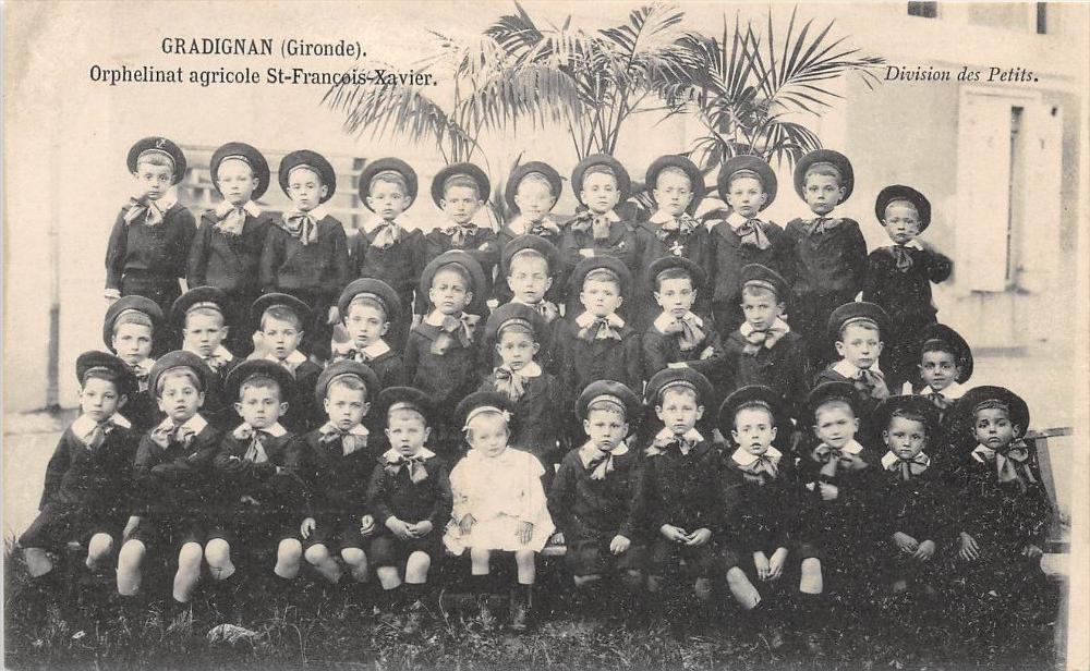 Old postcard 33 GRADIGNAN AGRICULTURAL ORPHANAGE ST FRANCOIS XAVIER DIVISION DES PETITS
