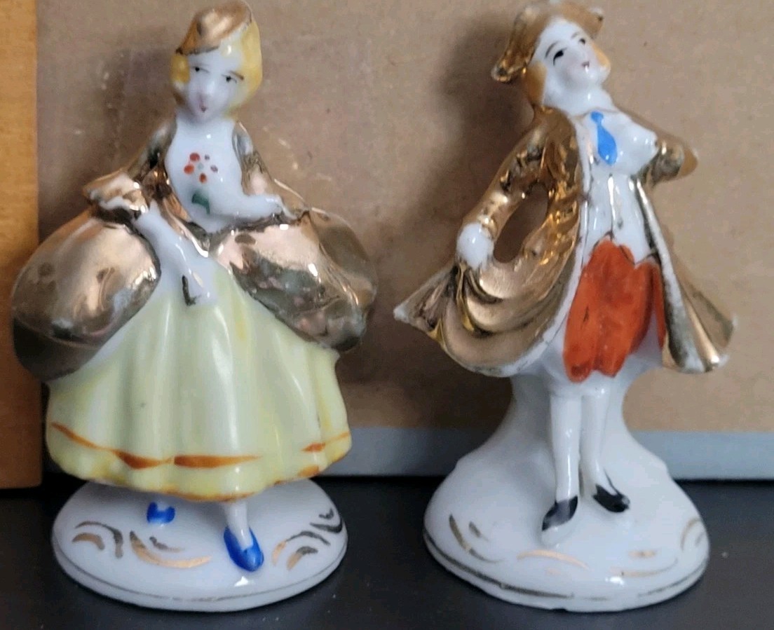 VINTAGE LITTLE FIGURINES Old Fashioned MAN AND WOMAN MADE IN JAPAN