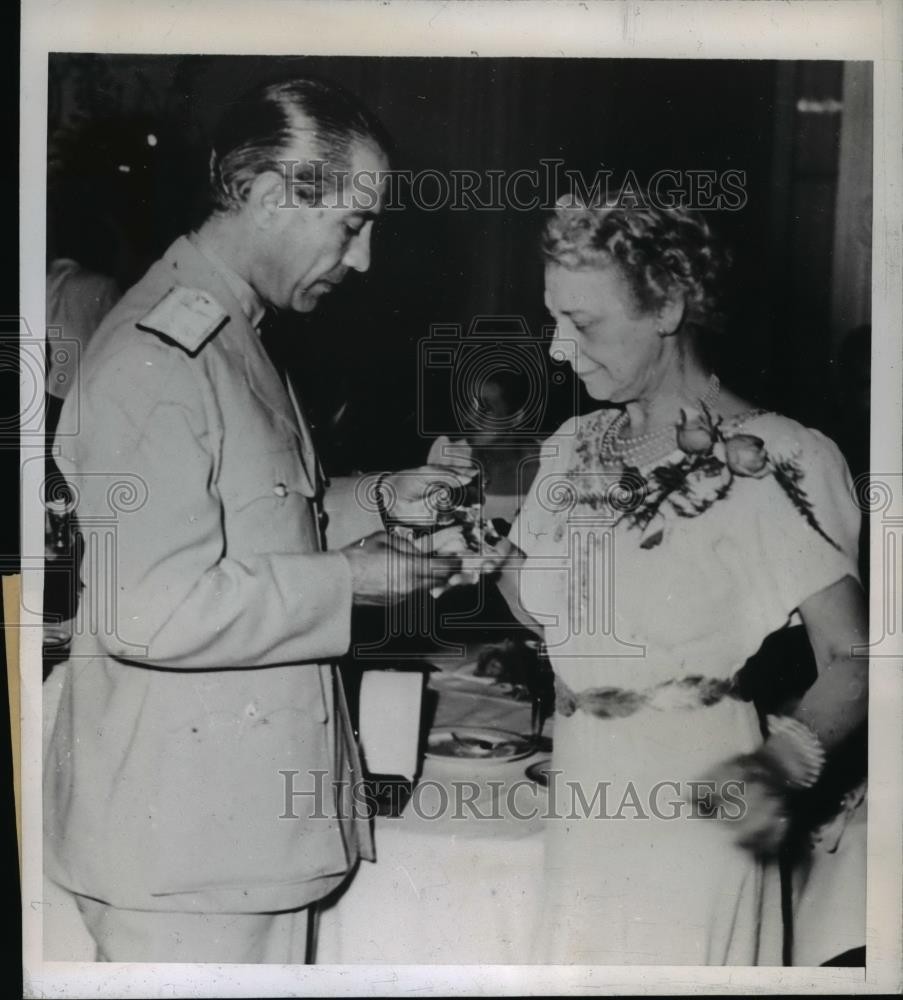 1946 Press Photo Mrs Henry Arnold Receives Award for Husband from Gen Gilardi 1946 Press Photo Mrs Henry Arnold Receives Award for Husband from Gen Gilardi