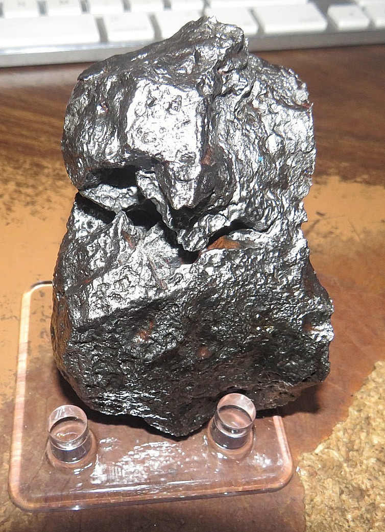 480 gm . CAMPO DEL CIELO METEORITE 1.06 LBS  AAA GDE STAND ARGENTINA BURN HOLE