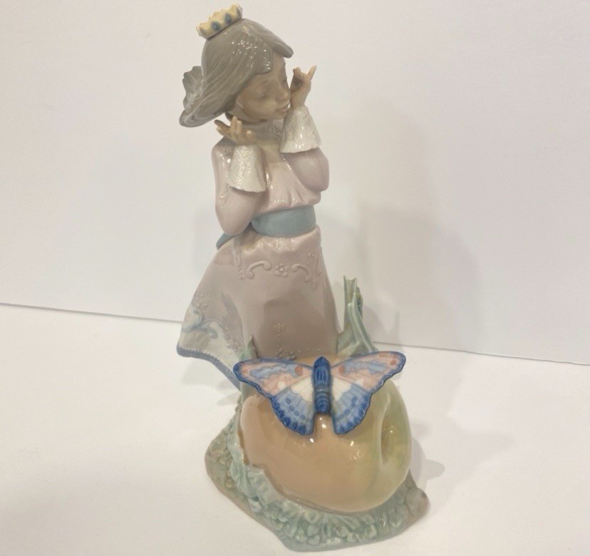 Lladro Land of the Giants Girl w/ Apple & Butterfly Porcelain Figurine 5176 NOS Lladro Land of the Giants Girl w/ Apple & Butterfly Porcelain Figurine 5176 NOS