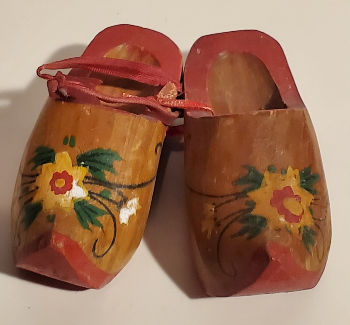 HOLLAND DUTCH PAINTED CARVED MINI WOODEN SHOES NETHERLANDS WOOD PAIR DECORATIONS HOLLAND DUTCH PAINTED CARVED MINI WOODEN SHOES NETHERLANDS WOOD PAIR DECORATIONS