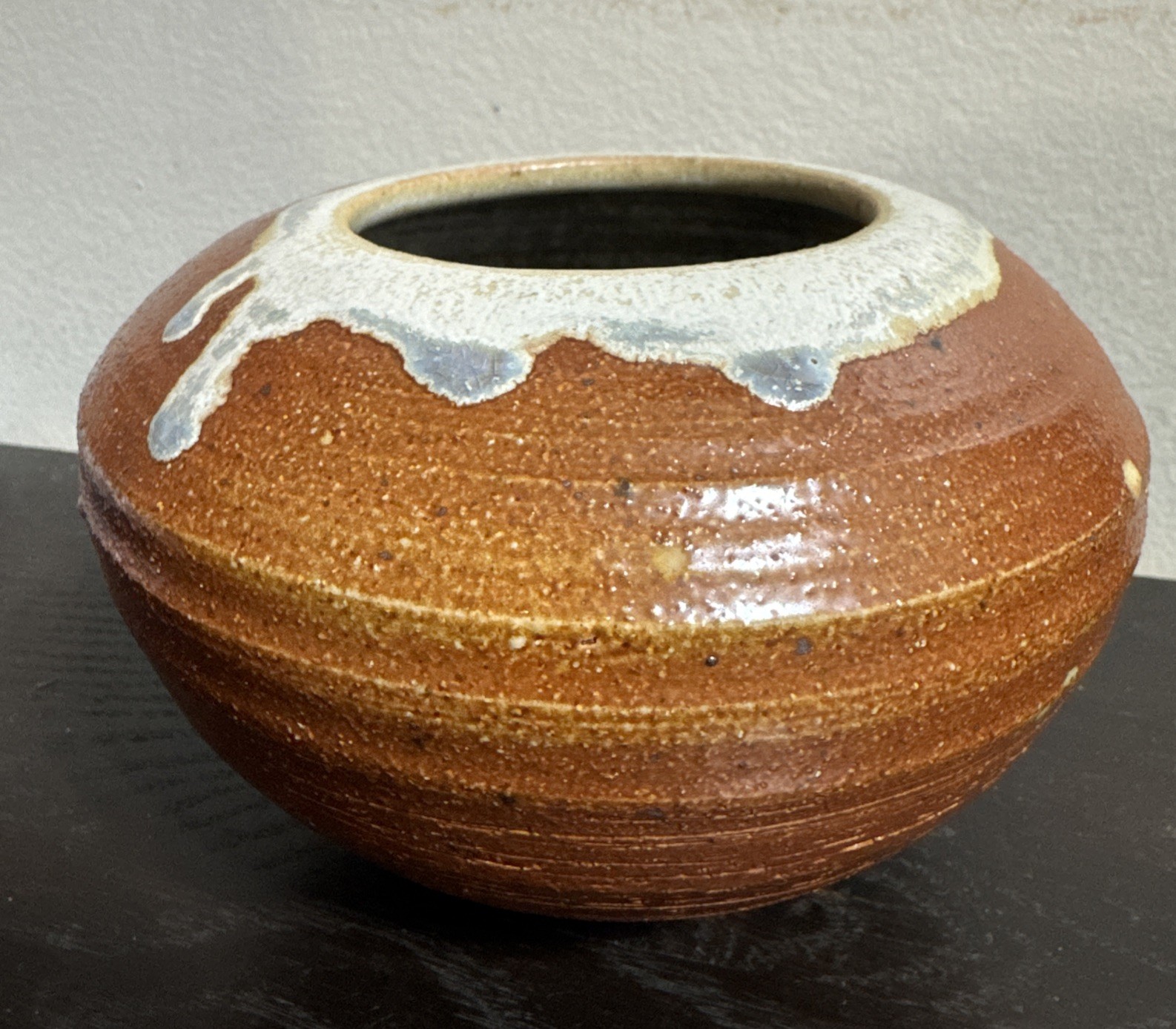 Vtg STONEWARE POTTERY Earth  Tone Crock 4” Tall X 6” Wide Aprox. Signed.