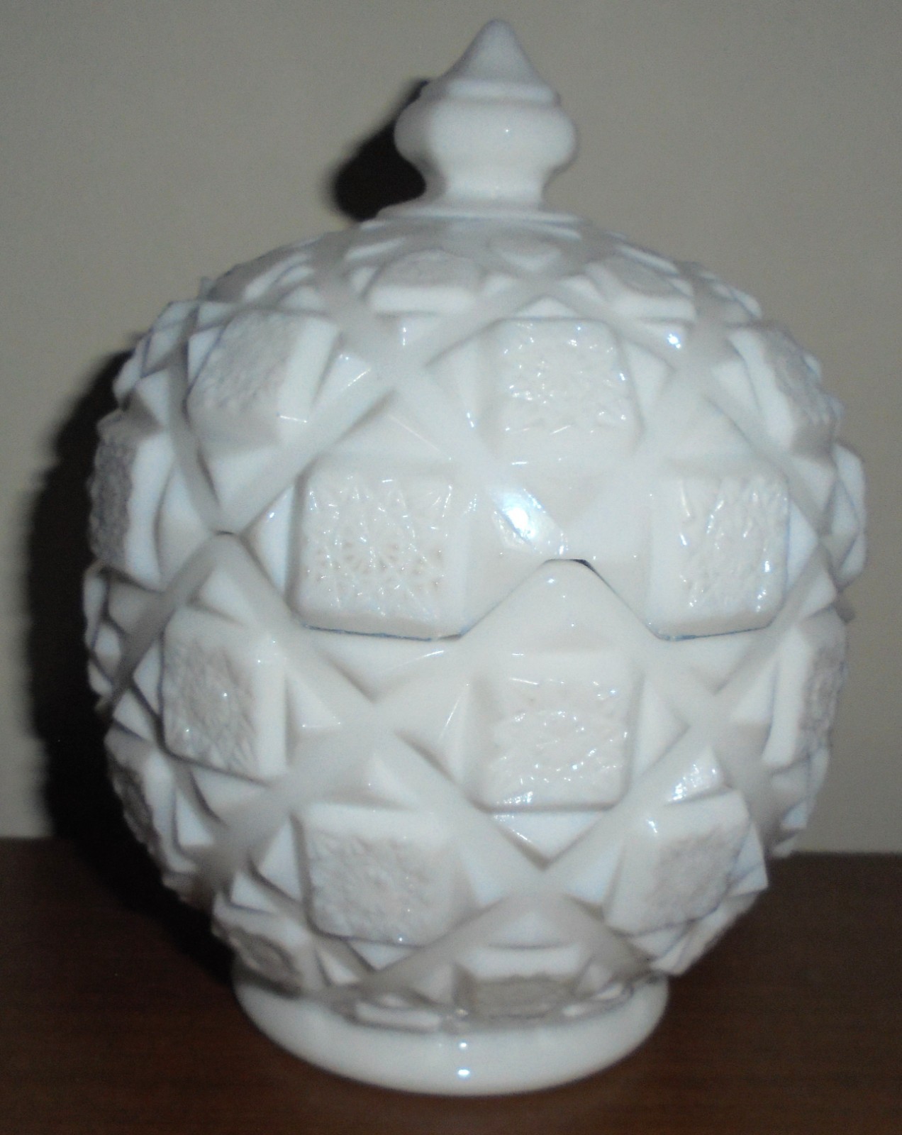 VTG Westmoreland OLD QUILT Iridescent MILK GLASS CANDY DISH w/Lid 6¼