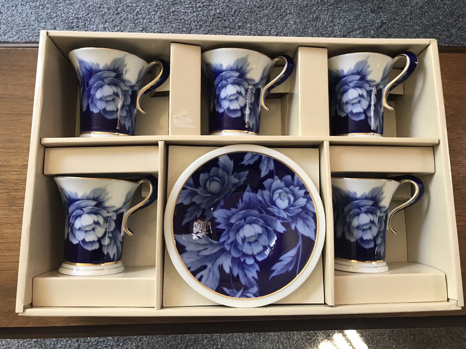 Naremoa Studio 5 Cups Saucers Cobalt Blue with White Flower Gold Trim New In Box