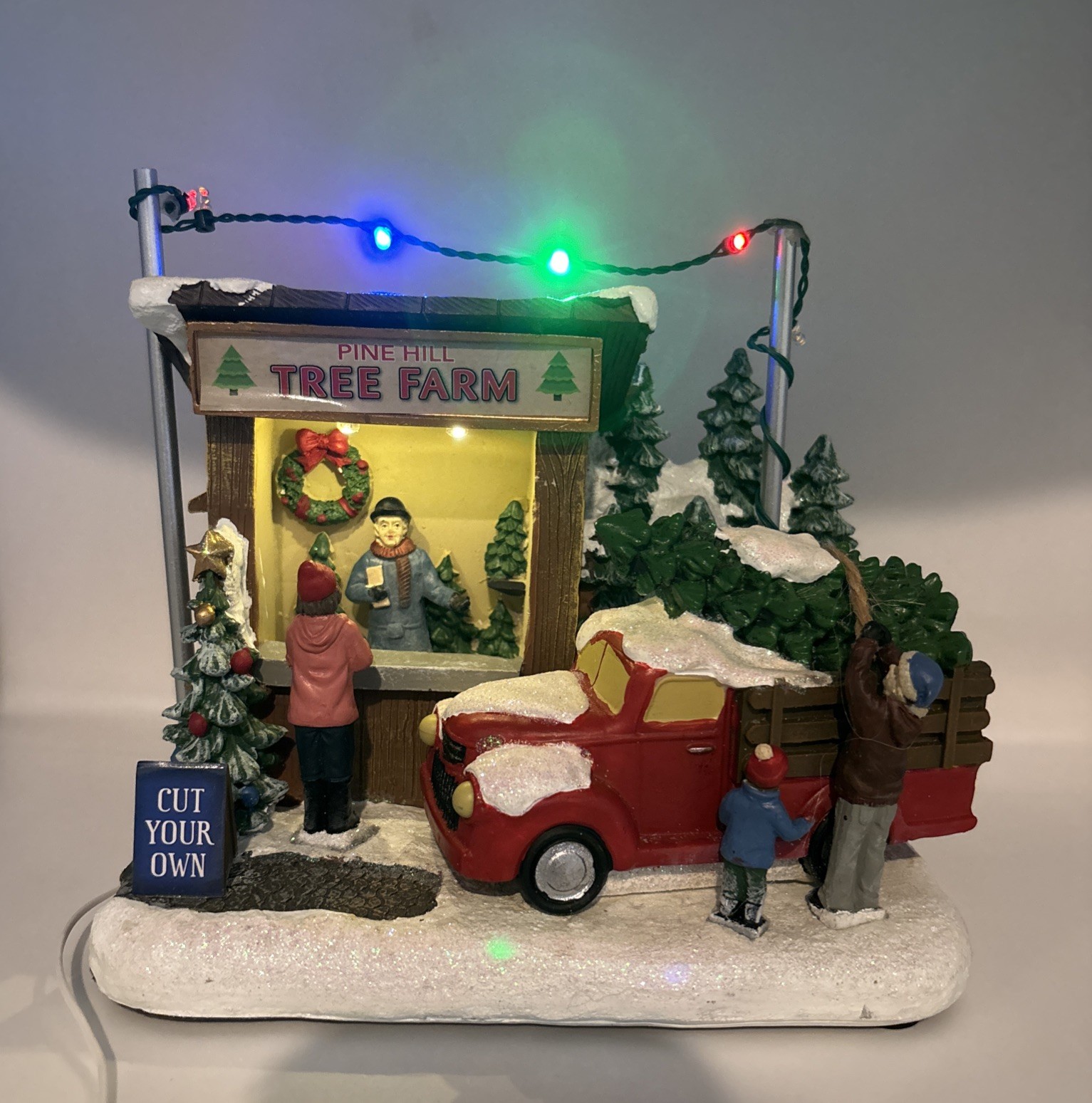 LIGHT-UP PINE HILL TREE FARM~CHRISTMAS VILLAGE~TABLE-TOP DECORATION~NEW