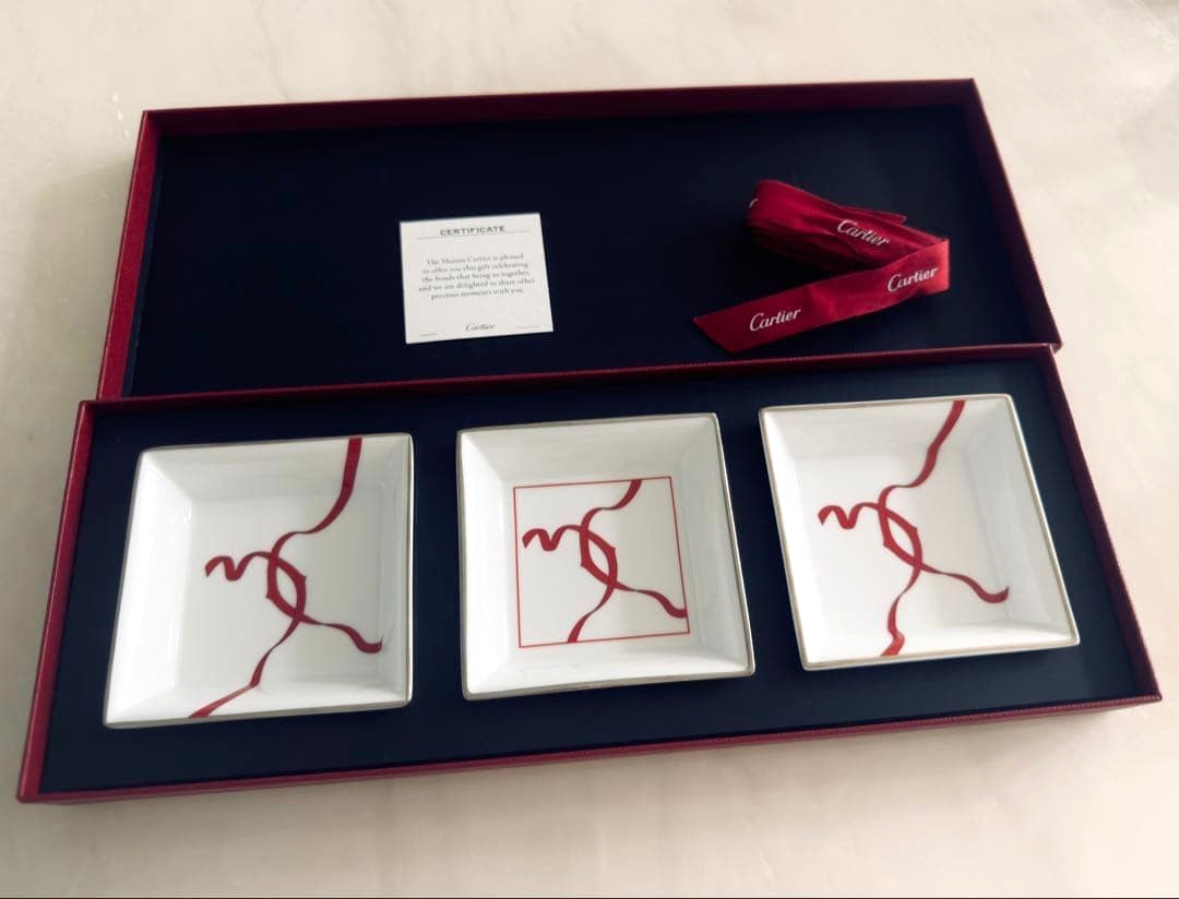 CARTIER Entrelacés de Cartier Small Trinket Trays porcelain Set of 3 Novelty NEW CARTIER Entrelacés de Cartier Small Trinket Trays porcelain Set of 3 Novelty NEW