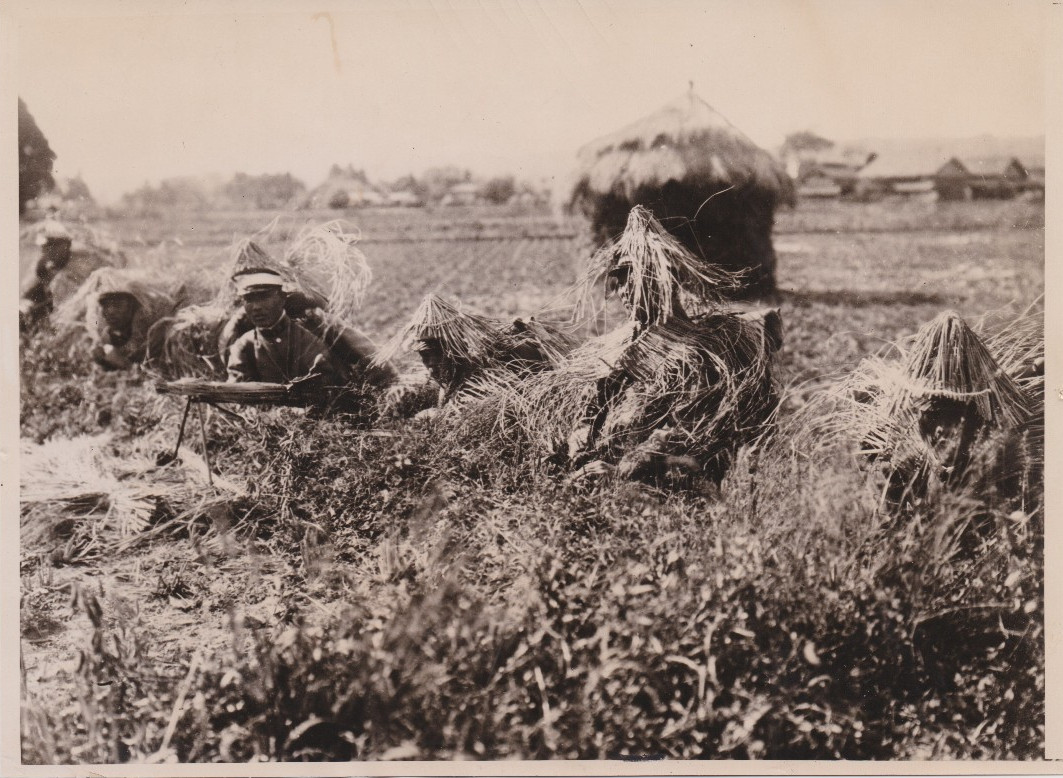 1924 Press Photo Camouflaged Japanese Machine Gun Infantry during War Maneuvers