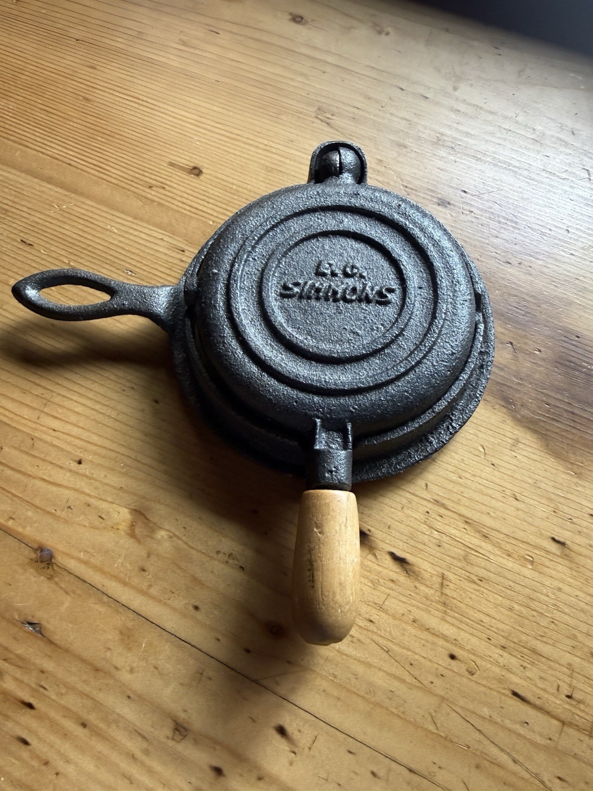 EC Simmons KEEN Kutter Cast Iron Waffle Iron Vintage Antique Toy Salesman Sample