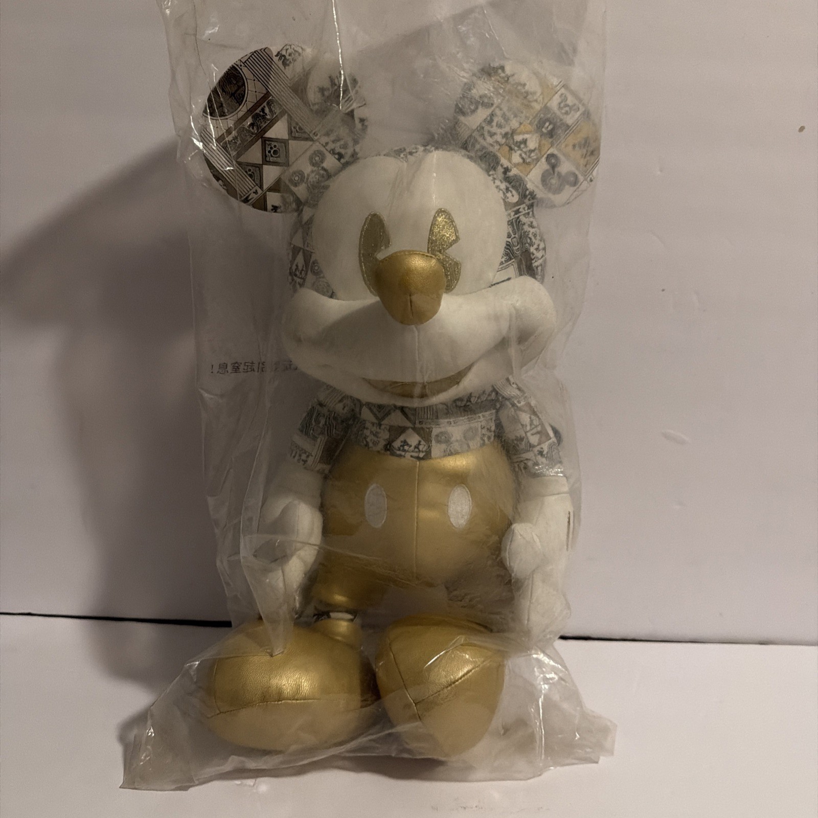 Mickey Mouse 90Th Anniversary Limited Edition Shanghai New Very Rare Unopened￼￼
