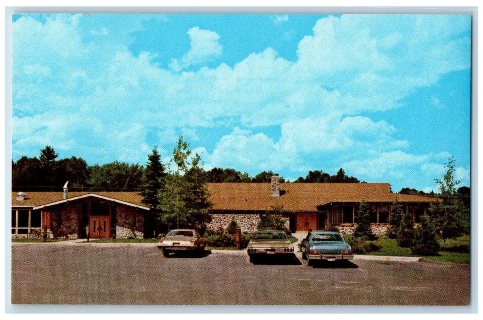 Rhinelander Wisconsin WI Postcard Holiday Acres Resort Exterior Scene c1960 Cars