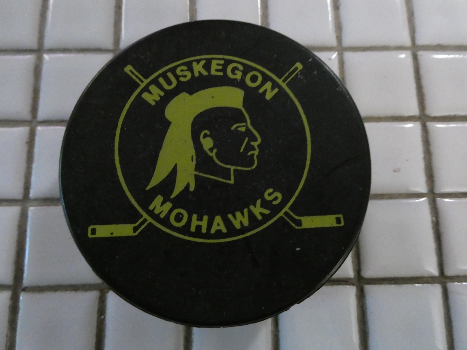 MUSKEGON MOHAWKS/VERNORS POP COMPANY 1974 - 1975 HOCKEY PUCK
