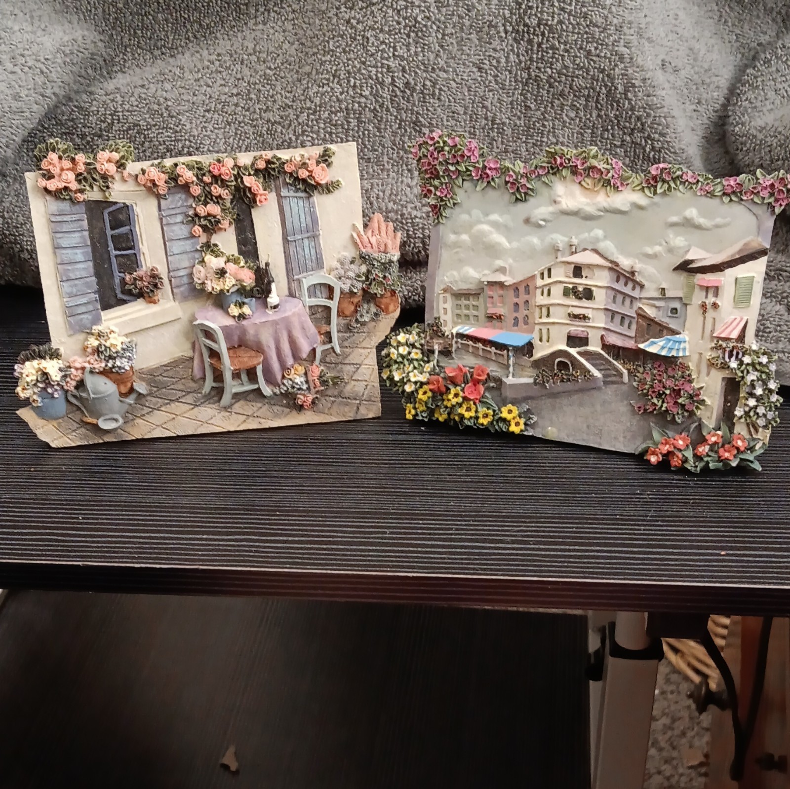 vtg 1990s K's collection  3D relief wall plaques. set of 2. 5 in x 4 in