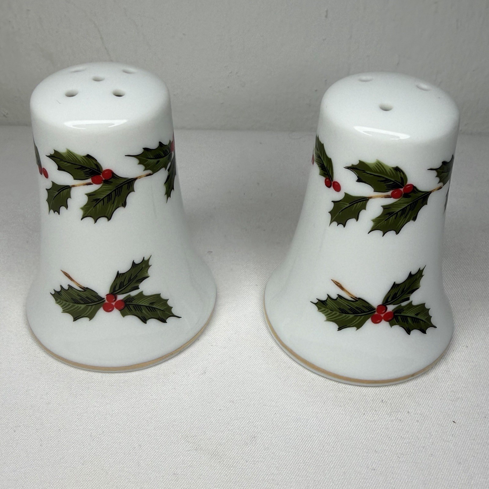 Lefton Christmas Salt & Pepper Shaker Set Holly Berries Japan 05238
