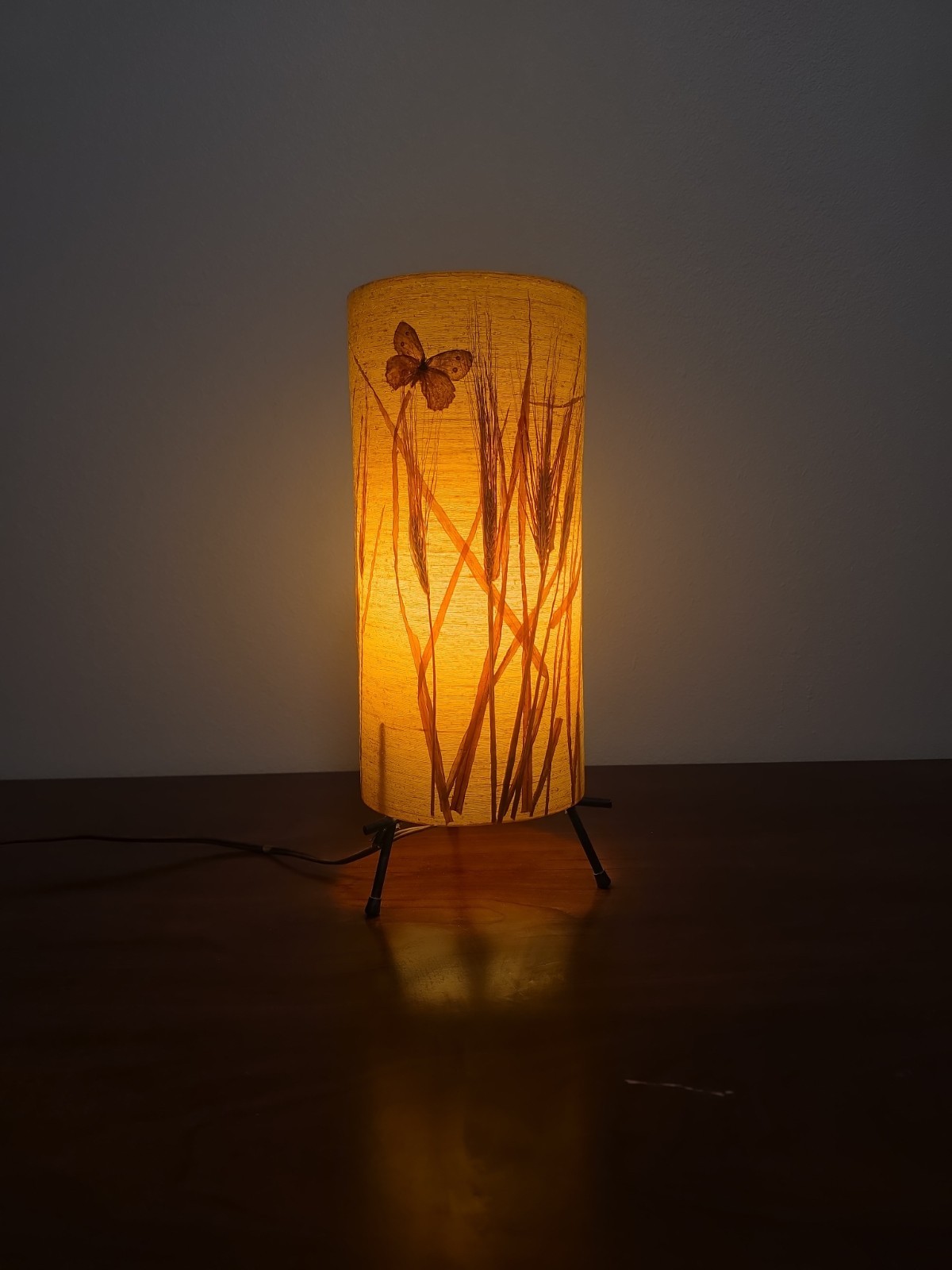 Vintage MCM Fiberglass Table Lamp Butterfly Cattail Botanical Tripod Base Vintage MCM Fiberglass Table Lamp Butterfly Cattail Botanical Tripod Base