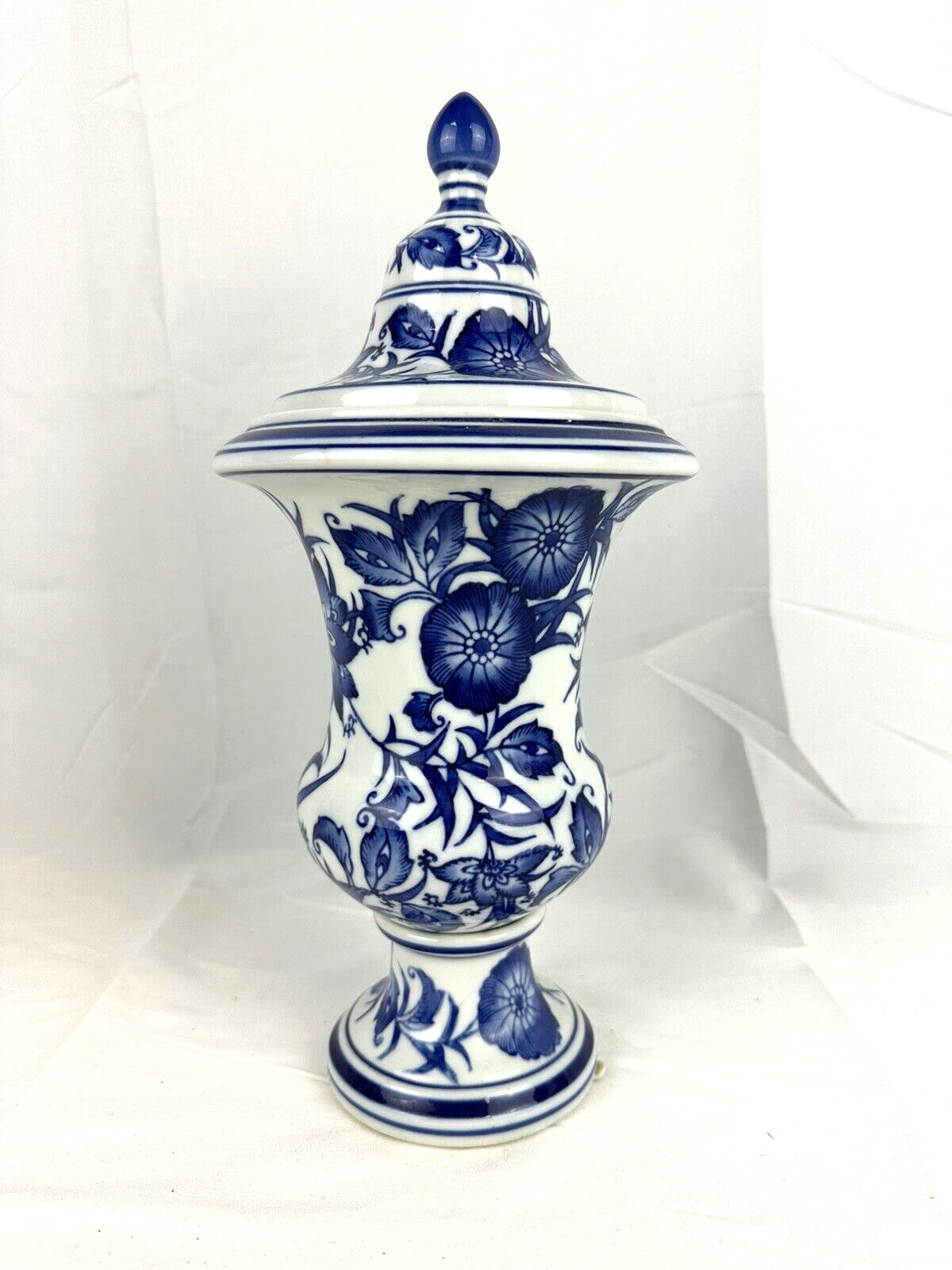 Chinese Decorative Blue and White Porcelain Jar w/ Lid Wedding Decoration B16