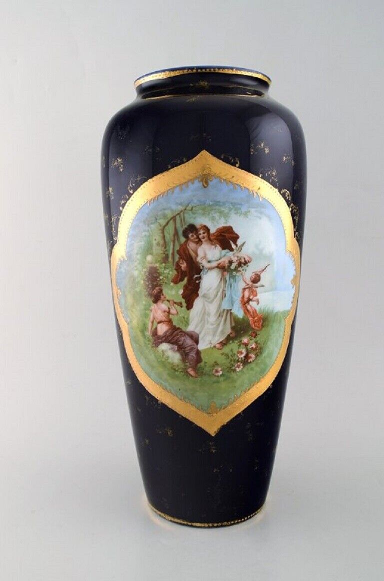 Large hand painted porcelain vase decorated with romantic scene. Vienna, 19th C