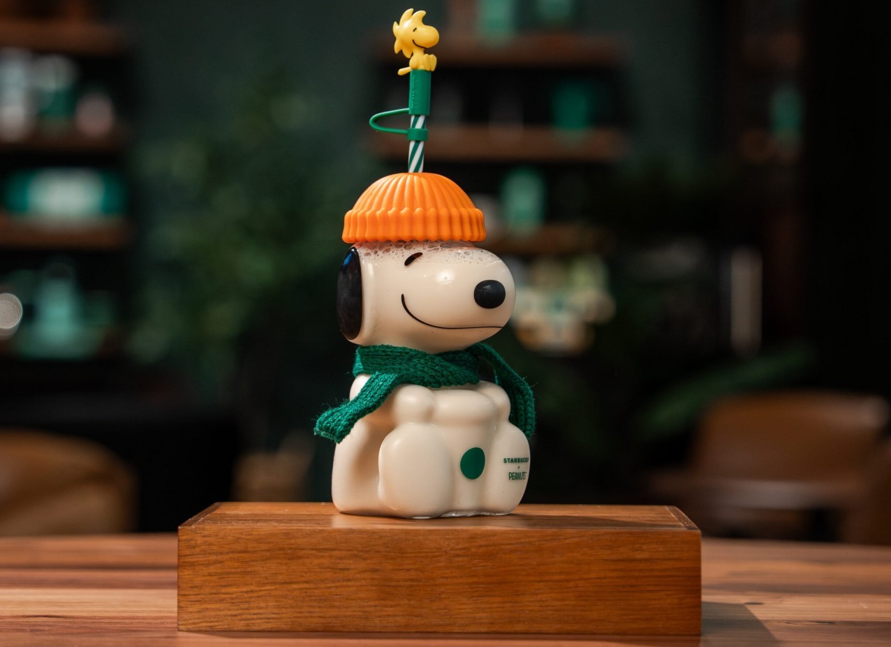 Authentic Starbucks x Peanuts Snoopy 2026  Limited Edition 20oz Glass Coffee Cup