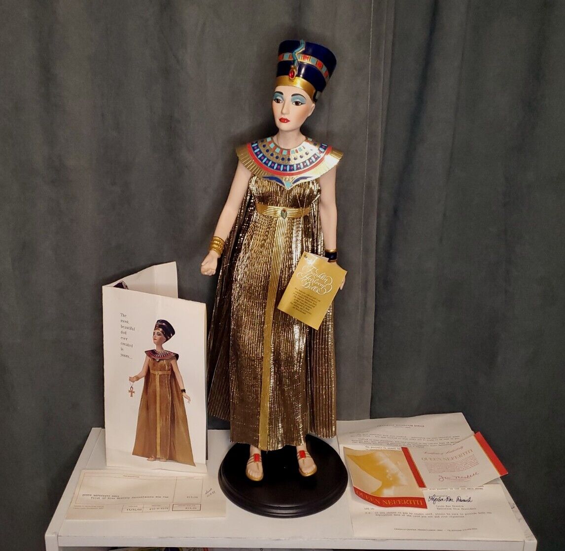 Franklin Heirloom Egyptian Queen Nefertiti 22\