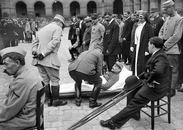 General Alfred Urchin congratulating the 'brave' Paris 1917 OLD PHOTO
