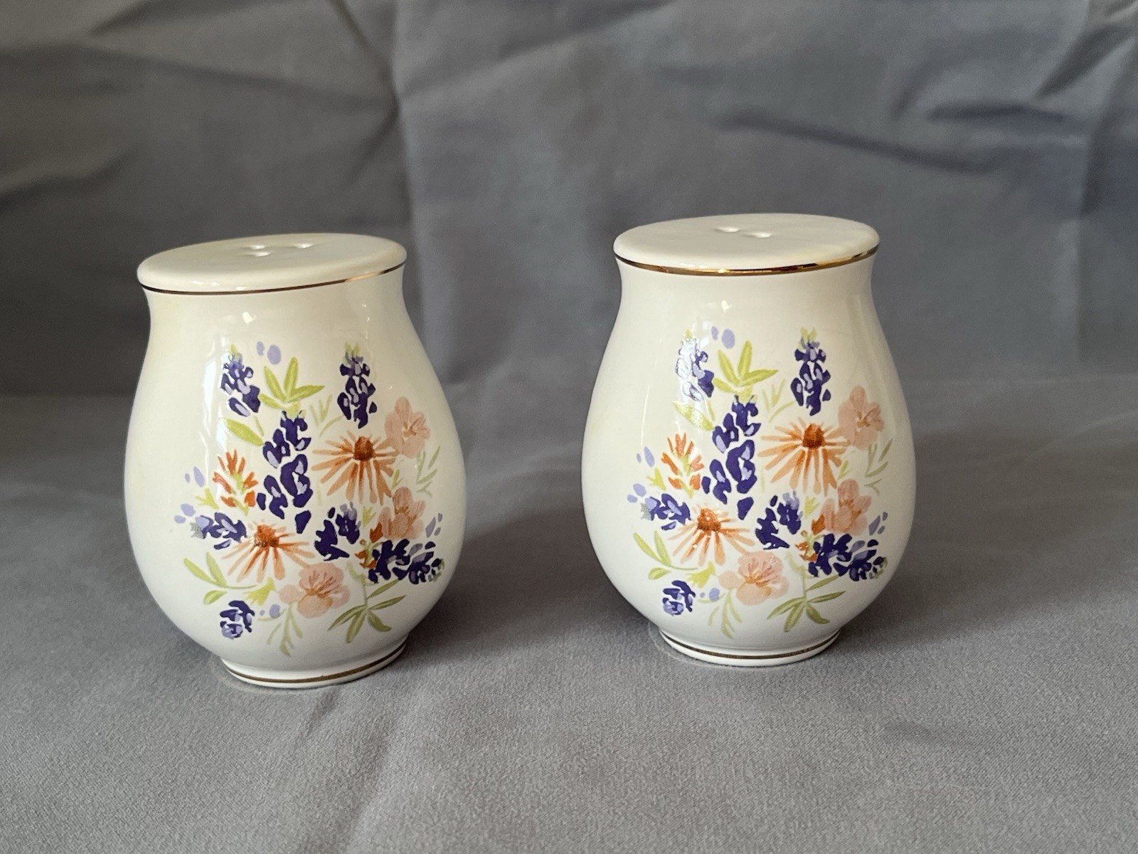 Salt/Pepper shaker set - blue bonnet theme; gold rimming on top
