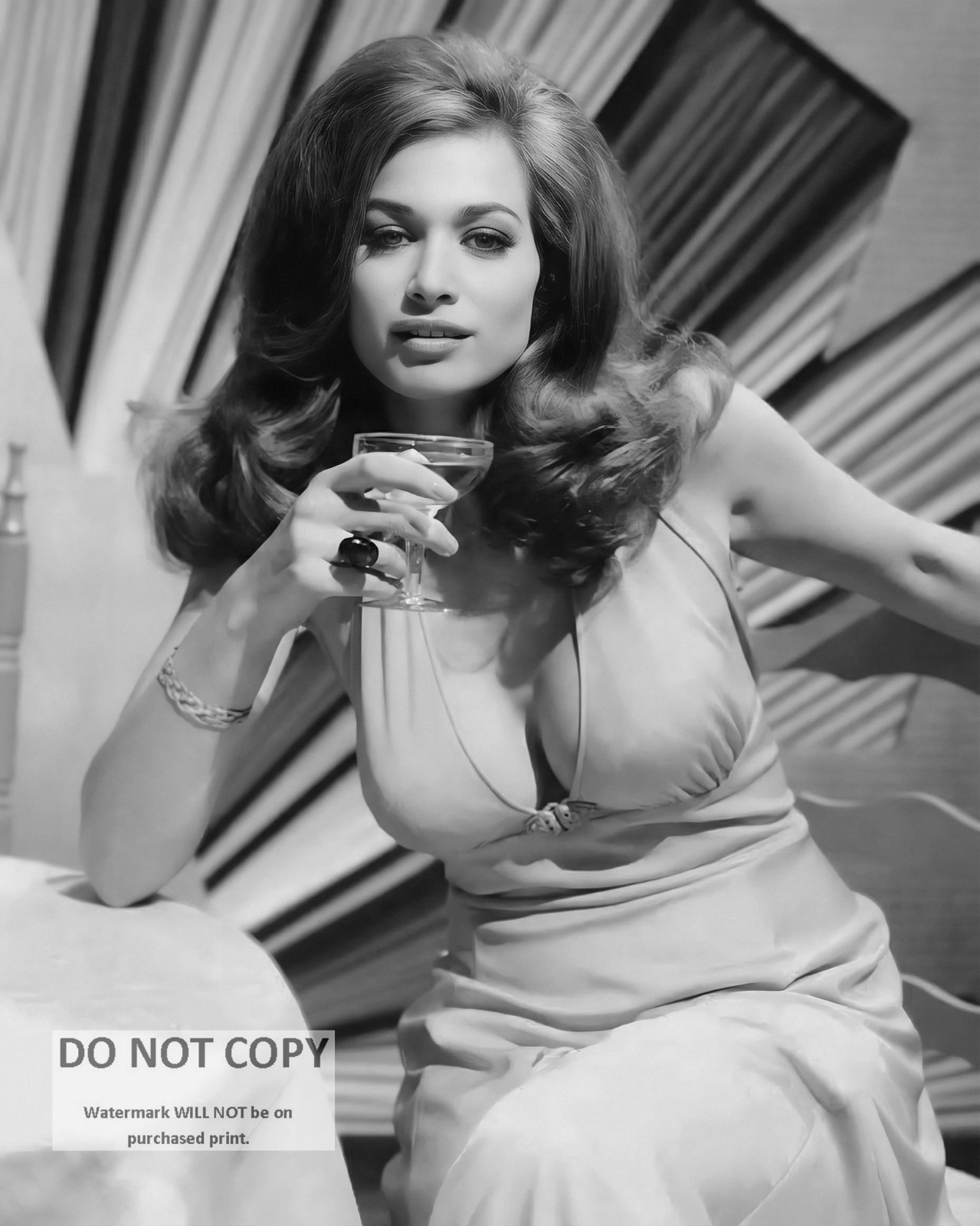 VALERIE LEON ENGLISH ACTRESS - 8X10 PUBLICITY PHOTO (MW-299)