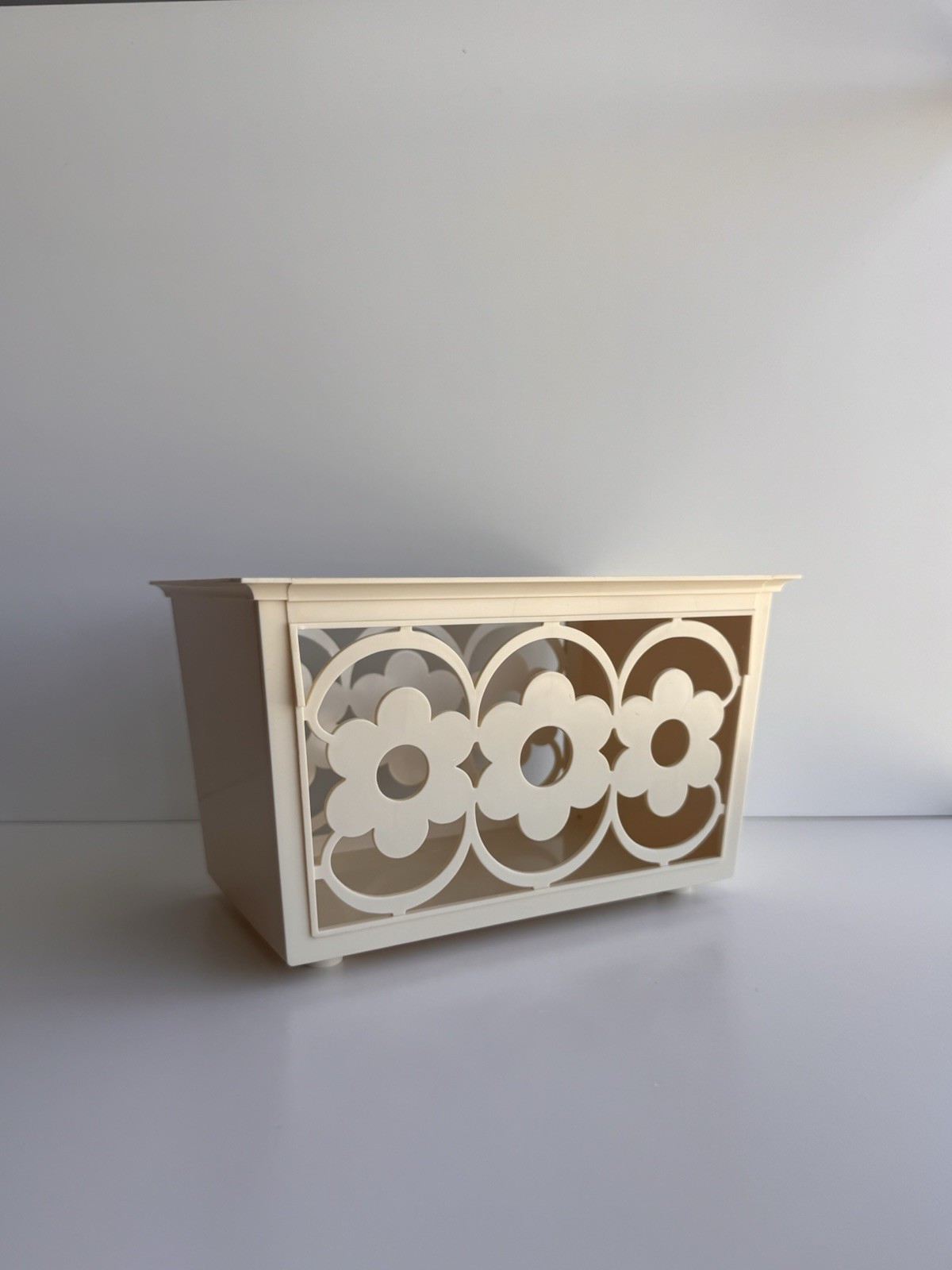 Vintage White 70s Mod Flower Power Daisy Plastic Napkin Holder MCM Retro Kitsch