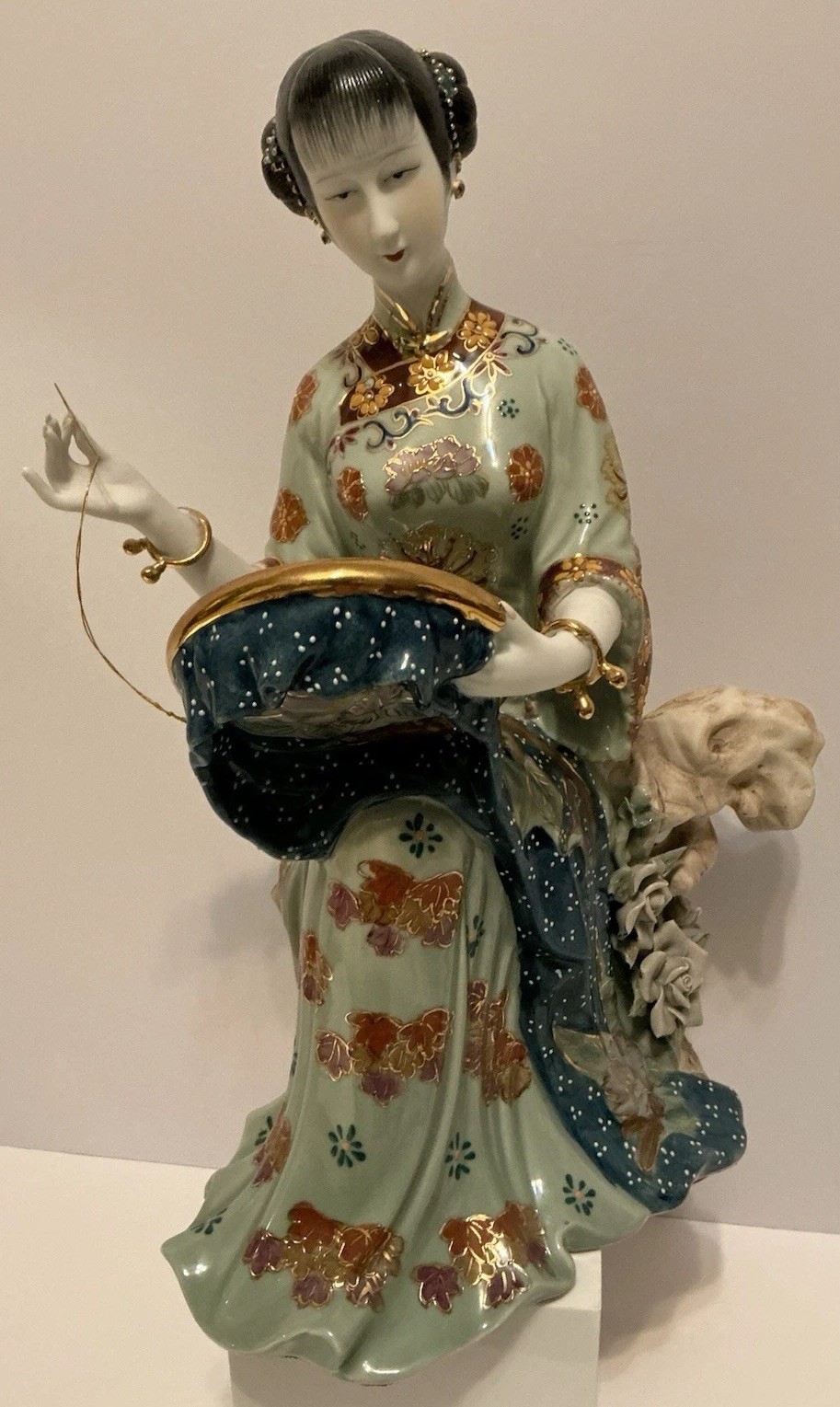 VINTAGE CHINESE PORCELAIN LADY FIGURE SITTING ON ROCK SEWING LARGE 16” STUNNING VINTAGE CHINESE PORCELAIN LADY FIGURE SITTING ON ROCK SEWING LARGE 16” STUNNING