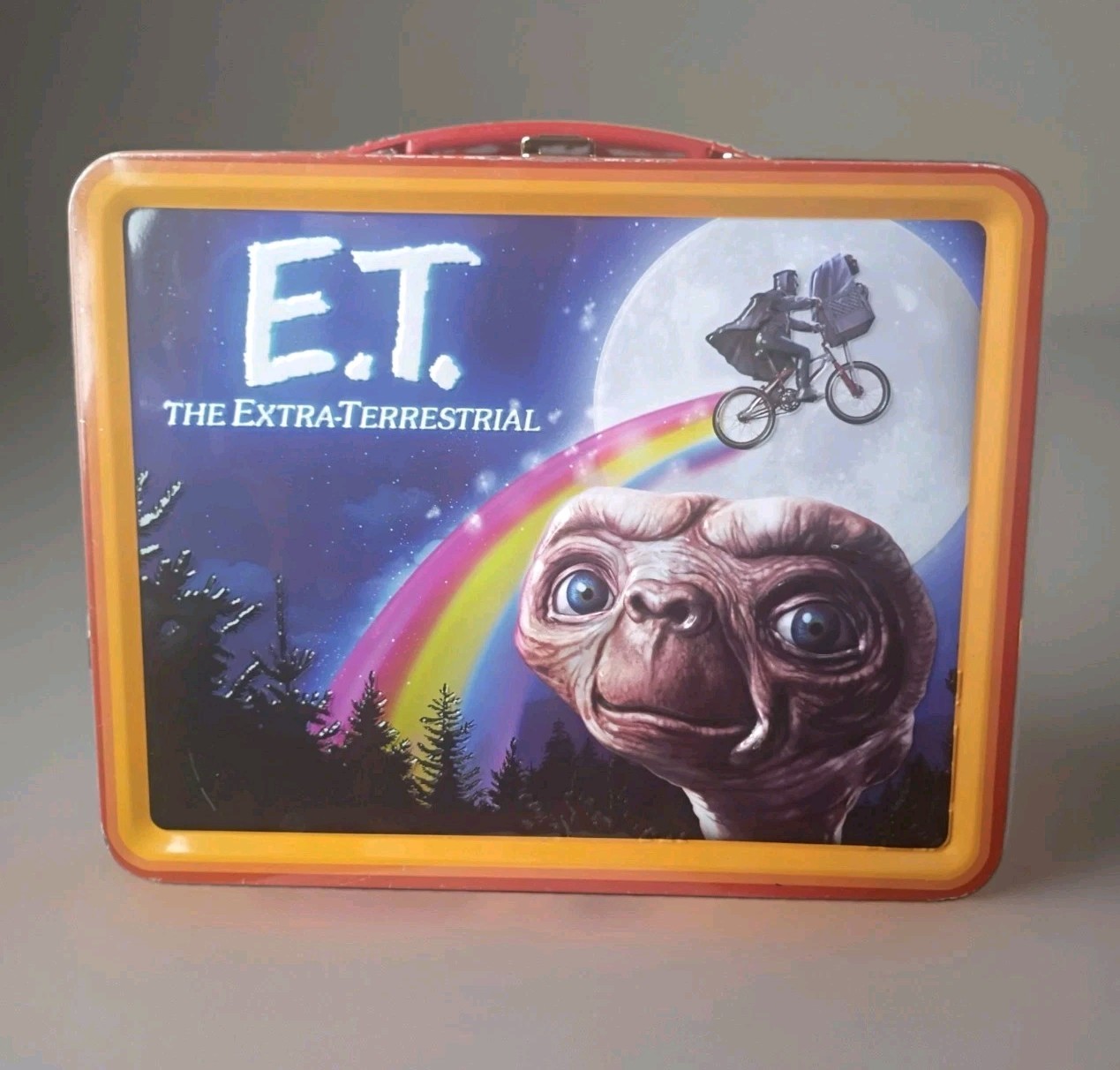 E.T. - THE EXTRA TERRESTRIAL Large Embossed Metal Lunch Box. BS