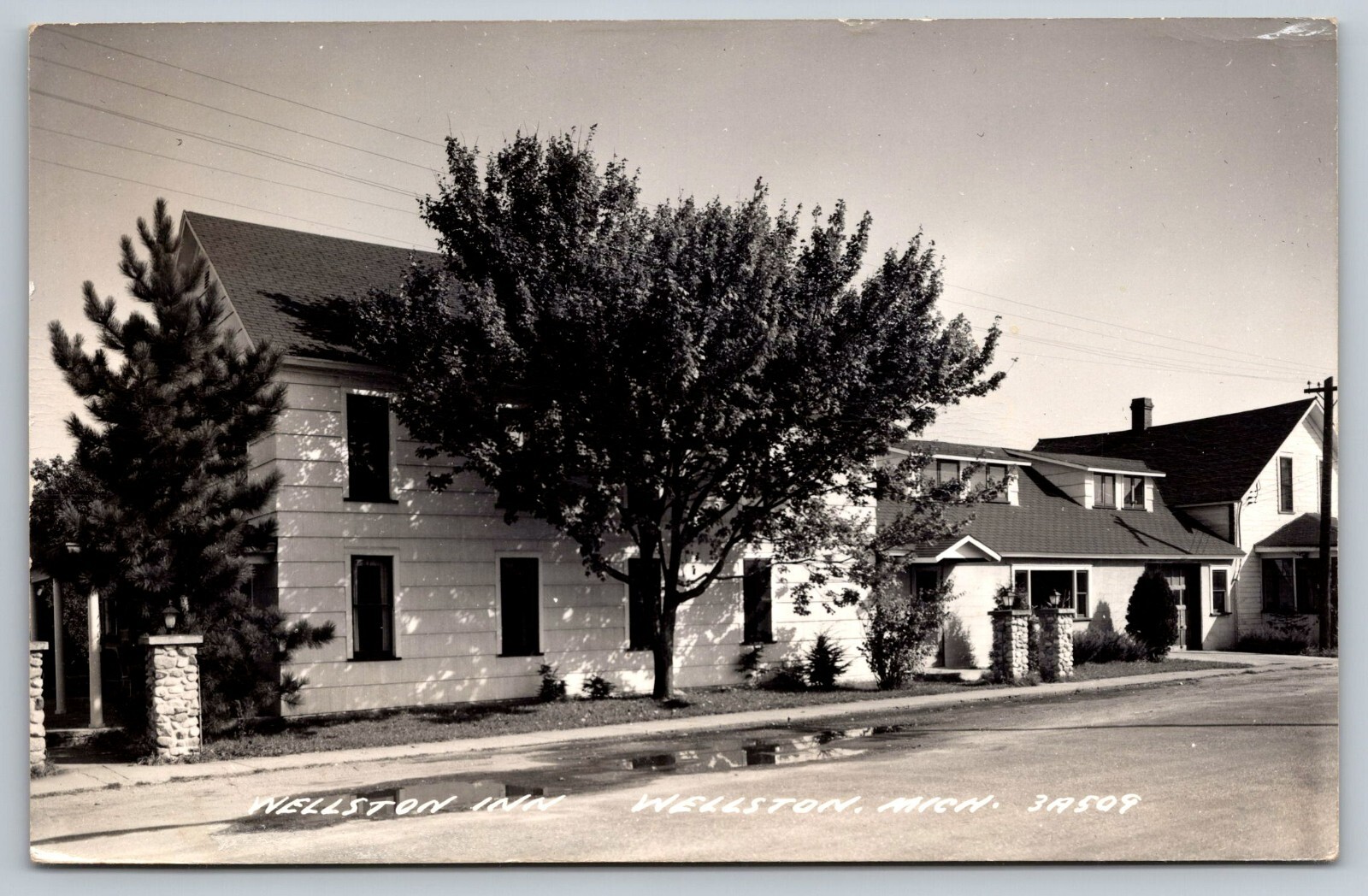 Postcard RPPC Wellston Michigan Wellston Inn Hotel Manistee County 1953 A18