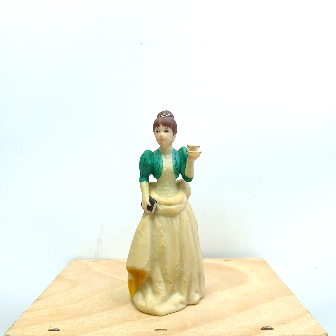 Avon 1995 Mrs. PFE Albee President\'s Club Award Miniature Figurine