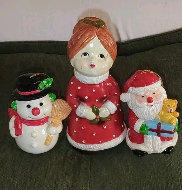 Vintage Japan Christmas Music Box 7” Working Moving + Taiwan Figurines Lot