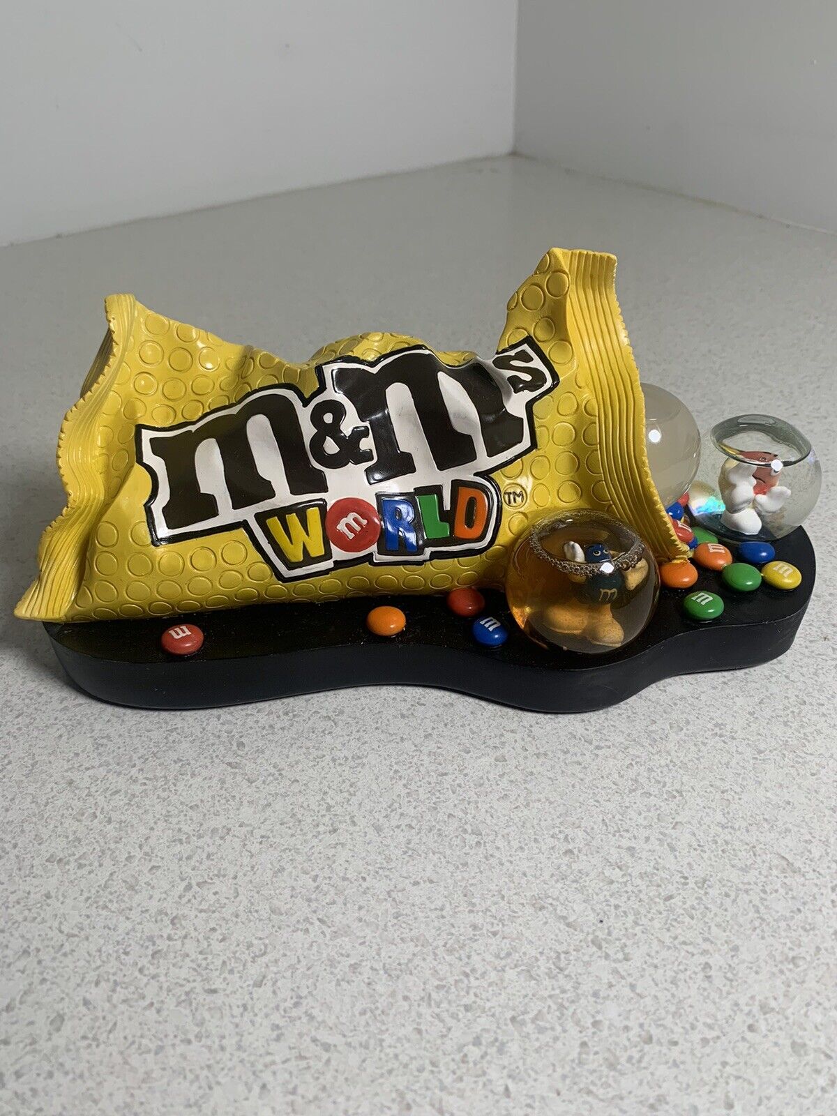 M&M’s World 2006 Chocolate Candy Collectors Bag Spilled Snow Globe Display READ