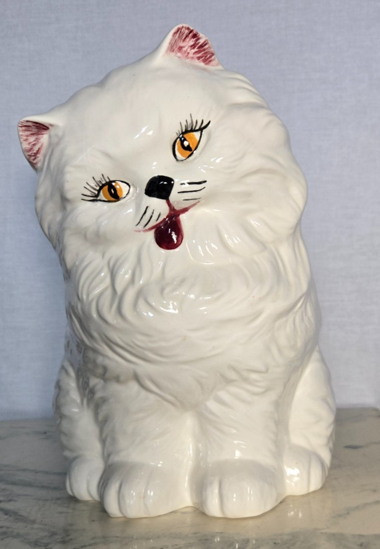Vintage 1985 Hand Painted Ceramic Persian Cat Figurine 10\