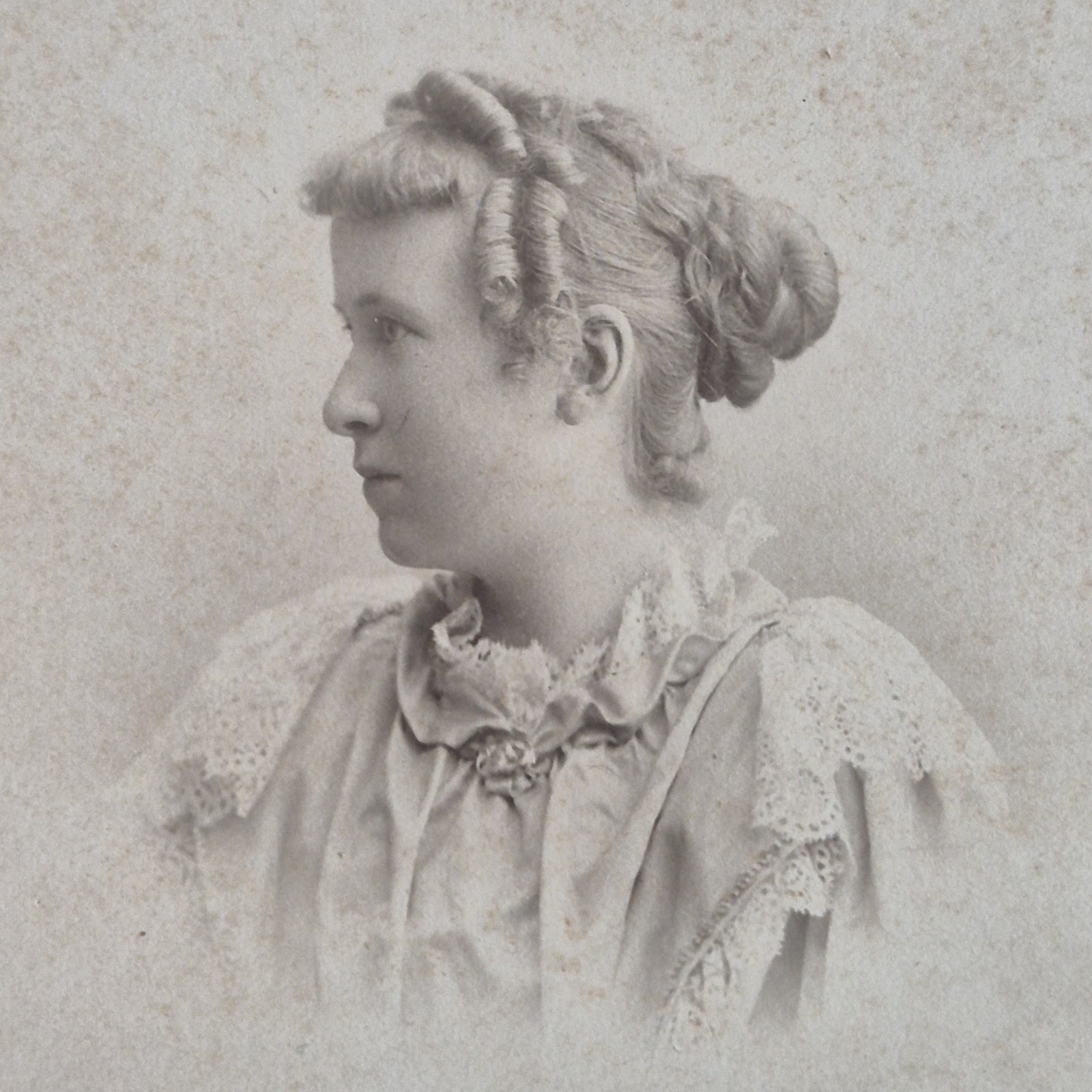 Antique Cabinet Card Photo Young Woman Curls Profile Eaton Rapids Michigan 1890s