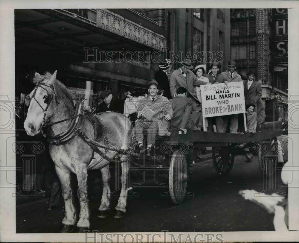 1950 Press Photo TV Quiz Show Winner Bill Martin in Broadway Parade, New York