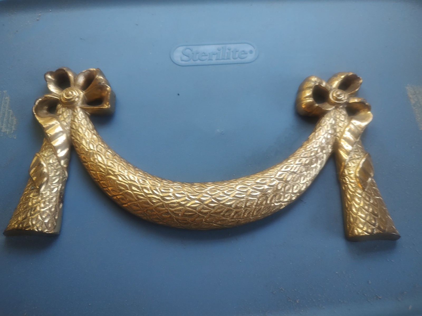 Vintage Solid Brass Wall Hanging Hollywood Regency Ribbon and Bow Swag Design Vintage Solid Brass Wall Hanging Hollywood Regency Ribbon and Bow Swag Design