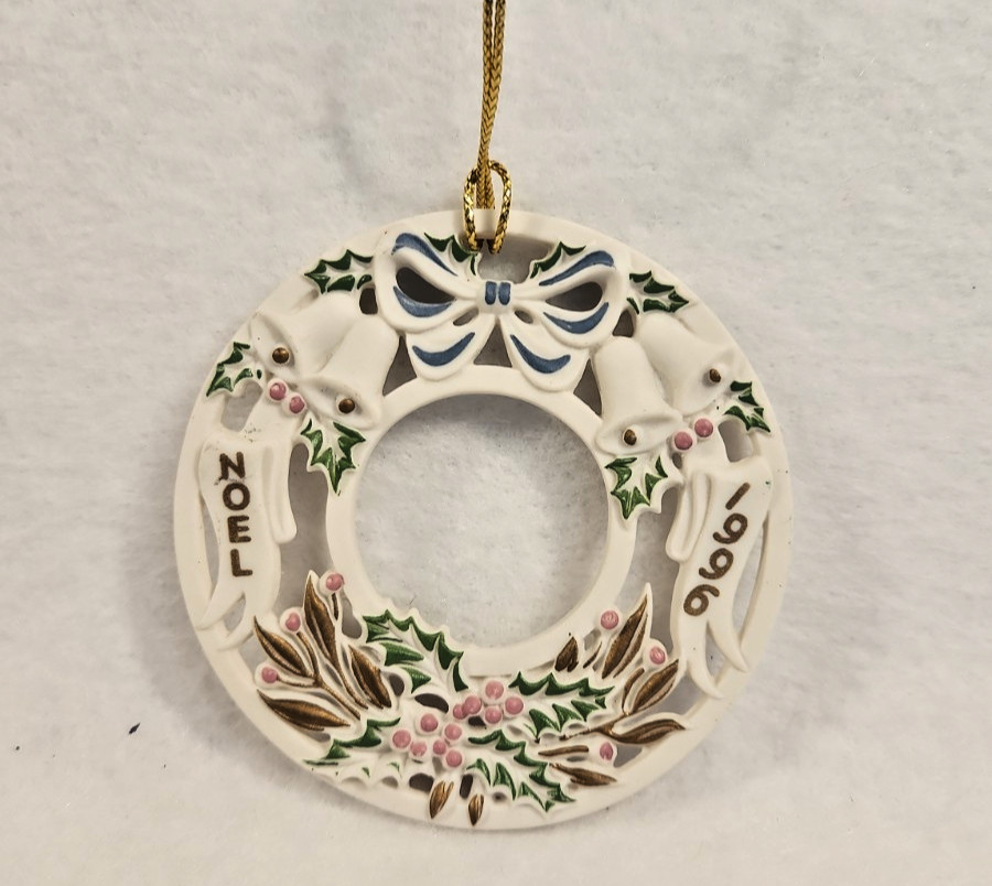 Vintage Wedgwood White Holly Jasper 1996 Noel Wreath Christmas Tree Ornament Vintage Wedgwood White Holly Jasper 1996 Noel Wreath Christmas Tree Ornament