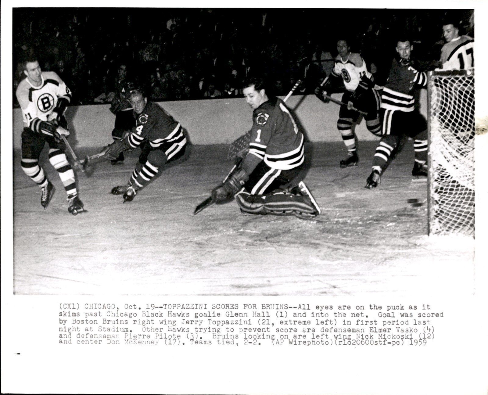 CGE5 1959 Wire AP Photo BRUINS JERRY TOPPAZZINI vs BLACK HAWKS GOALIE GLENN HALL